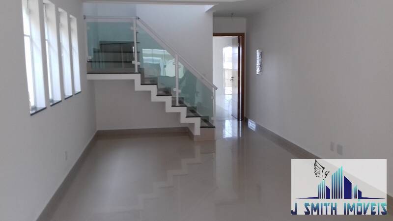 Casa à venda com 3 quartos, 129m² - Foto 1