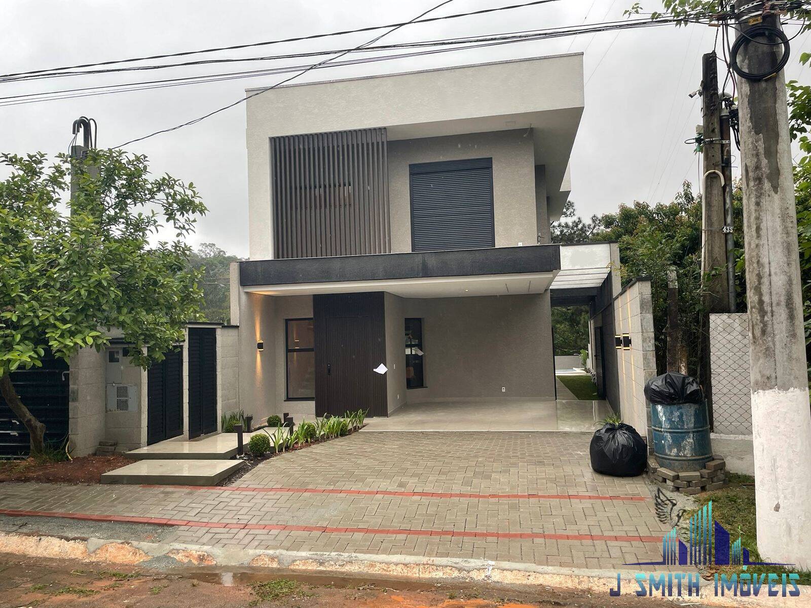 Casa à venda com 3 quartos, 193m² - Foto 1