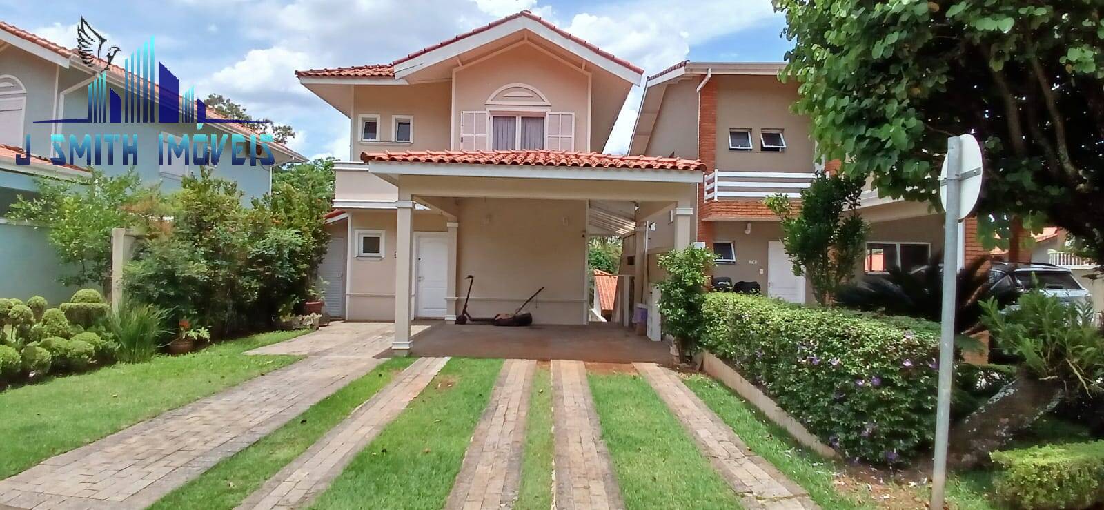 Casa à venda com 3 quartos, 215m² - Foto 1